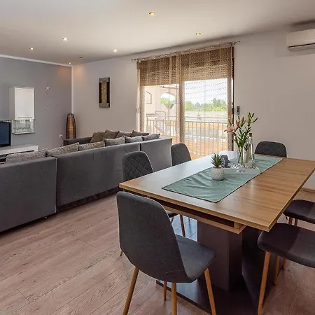Apartment Cozy In With Kitchen *