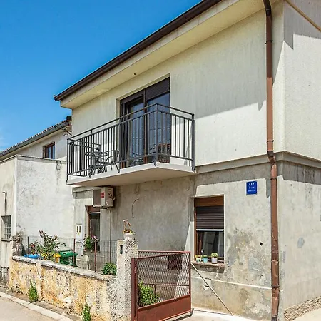 Apartament Cozy In With Kitchen Pula